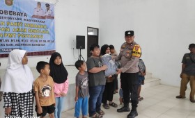 Kegiatan PROBEBAYA di Bidang Pemberdayaan pembagian peralatan sekolah